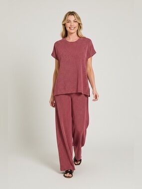 Zenana Two-Piece Ribbed Relaxed Lounge Set in Burgundy